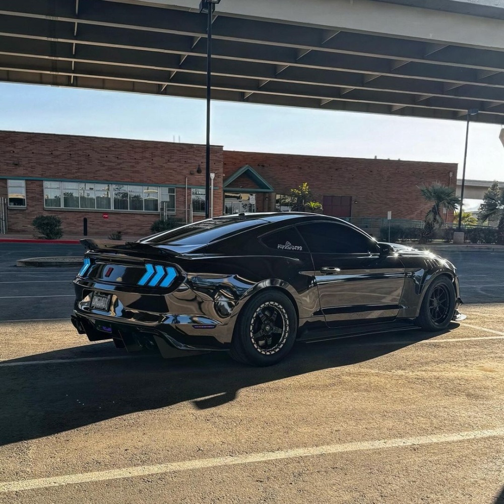 Ravoony Plus Super Gloss Chrome Black Vinyl Car Wrap