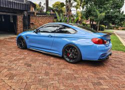 Ravoony Plus Gloss Abudhabi Blue Car Vinyl Wrap review Zahia Mokrani 01