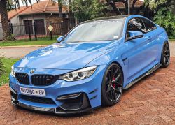 Ravoony Plus Gloss Abudhabi Blue Car Vinyl Wrap review Zahia Mokrani 02